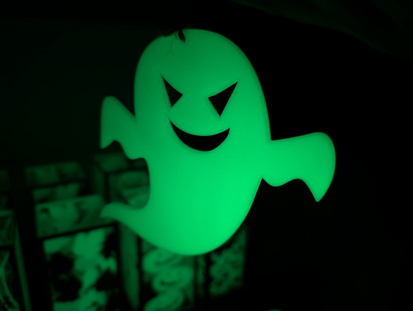 Leuchtende Halloween Geister – Selbstleuchtende Fensterdeko für Innen - DrucktWieNix -