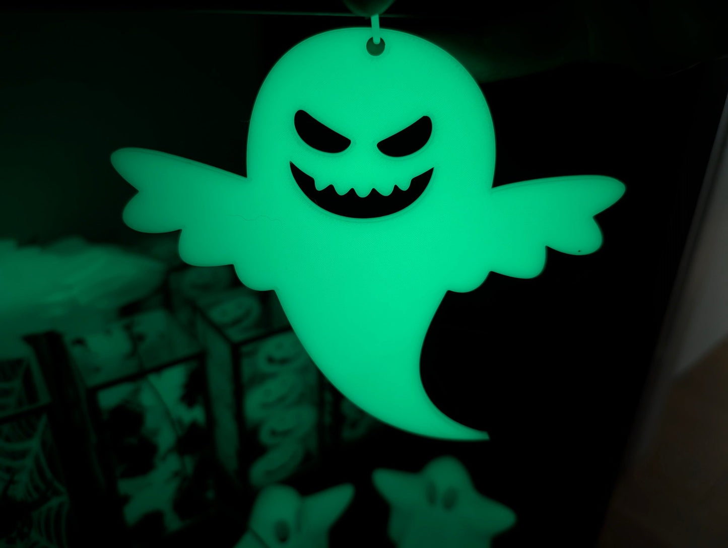 Leuchtende Halloween Geister – Selbstleuchtende Fensterdeko für Innen - DrucktWieNix - 