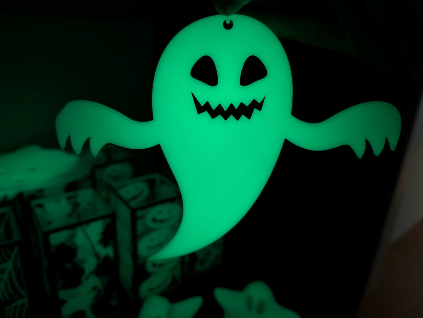 Leuchtende Halloween Geister – Selbstleuchtende Fensterdeko für Innen - DrucktWieNix - 