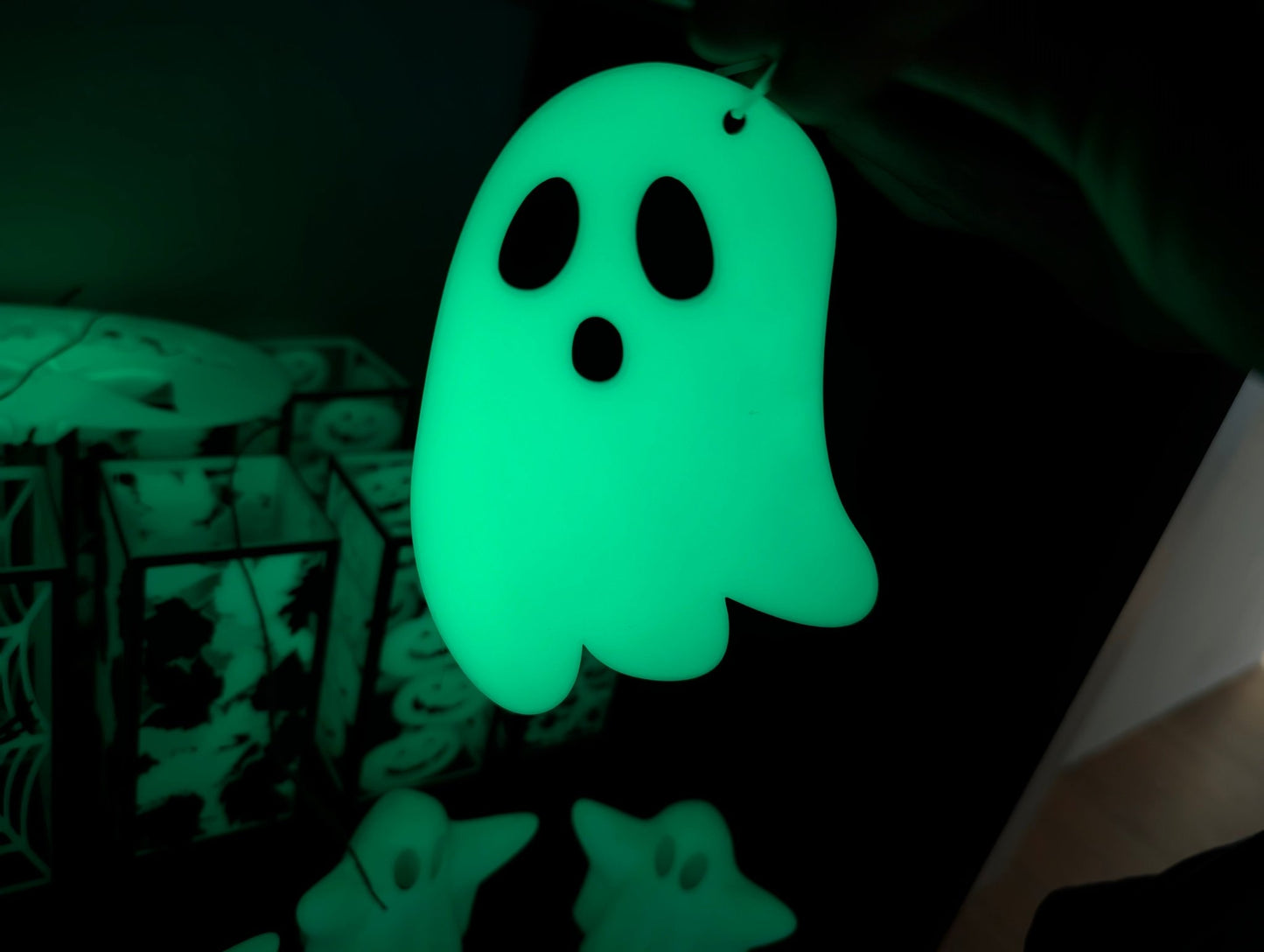 Leuchtende Halloween Geister – Selbstleuchtende Fensterdeko für Innen - DrucktWieNix - 